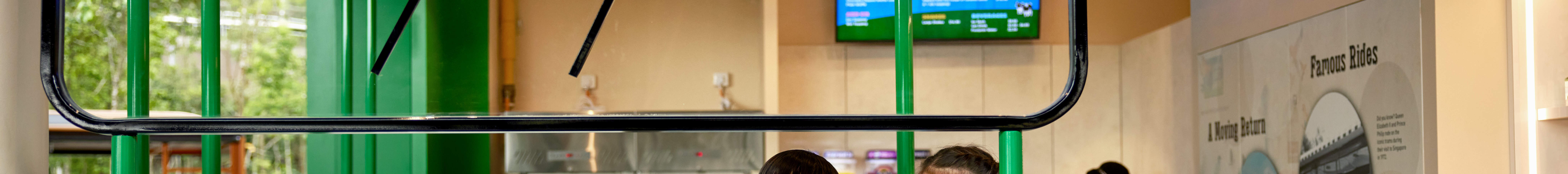 Hai đứa trẻ ăn kem